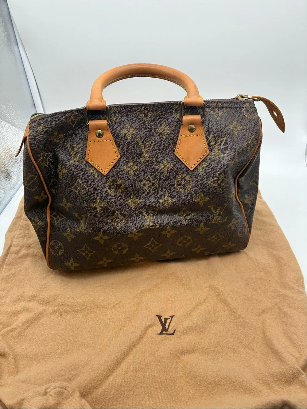 Louis Vuitton Monogram speedy 25 bag with LV dust bag & lock & key discontinued